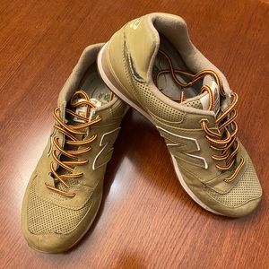 New Balance khaki colored Men’s size 11. Worn but still in decent shape.